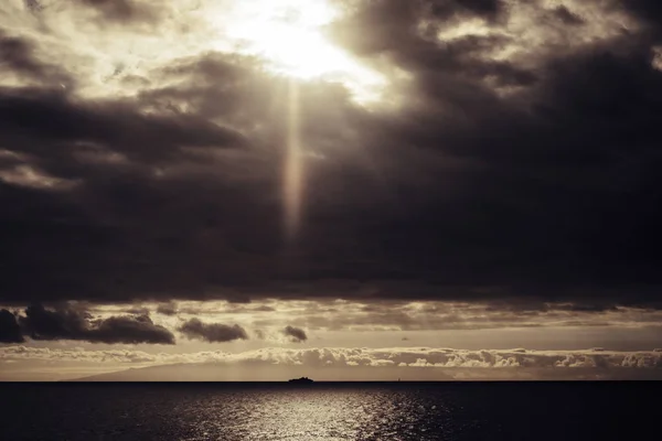 Ferry Milieu Océan Voyageant Sous Magnifique Coucher Soleil Spectaculaire Avec — Photo