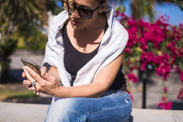 Agradable Joven Mujer Mediana Edad Hermosa Utilizar Teléfono Para Comprobar —  Fotos de Stock