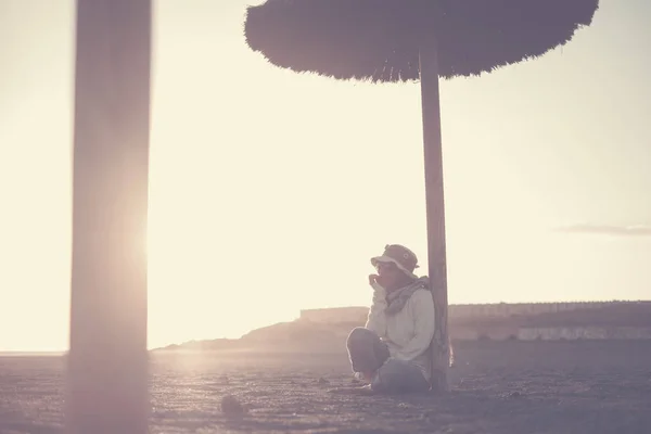 Solitaire Belle Femme Âge Moyen Asseoir Plage Avec Lumière Coucher — Photo