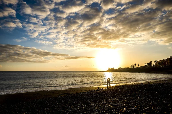 Liebespaar Küsst Sich Mit Einem Wunderschönen Goldenen Sonnenuntergang Hintergrund Strand — Stockfoto