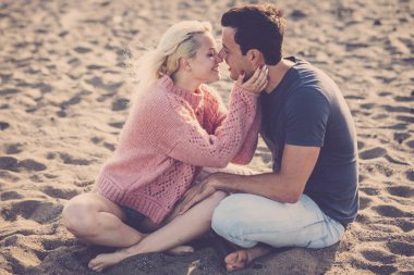 hassasiyet etkinliği güzel güzel model çift konaklama ile birlikte seetness ve hassasiyet için tatil zamanı, romantik sahne love ve öpücük için sahilde oturuyor. sarılmak ve yüz sonsuza dek birlikte konsept için touch
