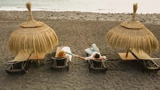 Coppia Caucasica Famiglia Godere Tempo Libero Insieme Durante Tramonto Spiaggia — Video Stock