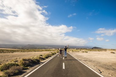 güzel bir çift yürüyüş ve memnuniyeti ile atlama ve yaşam için bir uzun infinte yolda birlikte kavramı sevinç. güzel gökyüzü ve çöl erkek ve kadın insanlar doğru yolu ve yaşam tarzı arayan mutluluk çevresinde