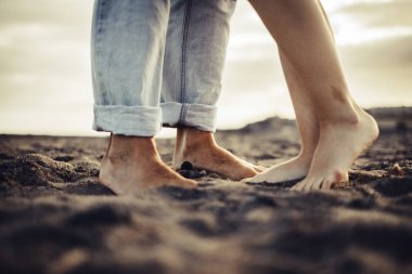 doğru ve gerçek sonsuza dek birlikte ayak erkek ve kadın beyaz yakın dur muhtemelen bir öpücük için iki çift ile kavram seviyorum. seksi ve çıplak vücut parçası. kum ve plaj yeri ve günbatımı arka plan