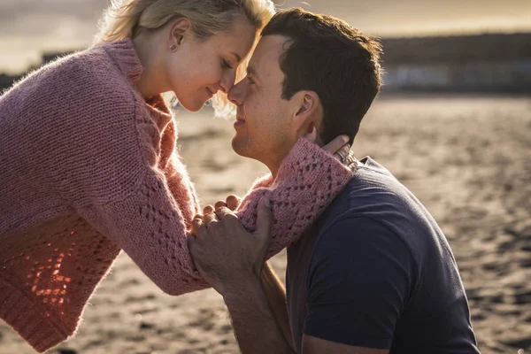 Pareja Más Cercana Hermoso Momento Amor Juntos Sintiendo Emoción Nariz —  Fotos de Stock