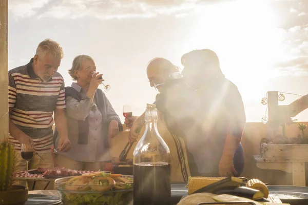 Terraza Azotea Barbacoa Para Cuatro Hombres Mujeres Mayores Edad Que —  Fotos de Stock