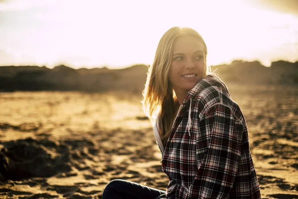 Sonrisa Linda Chica Rubia Años Edad Estancia Sentarse Playa Descansando — Foto de Stock
