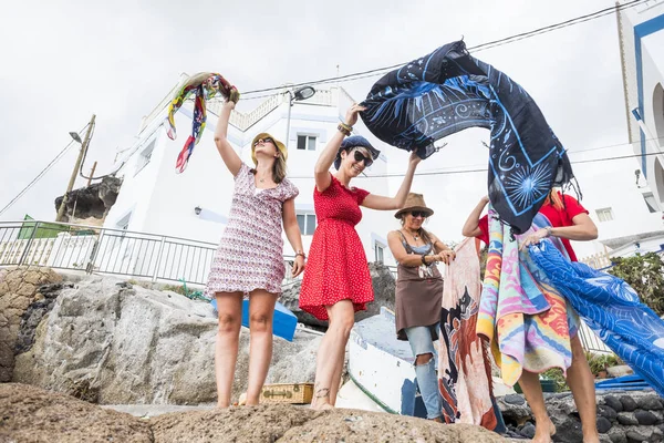 Vijf Cacuasian Gekleurde Vrouwtjes Vrienden Bereiden Pareos Dag Het Strand — Stockfoto