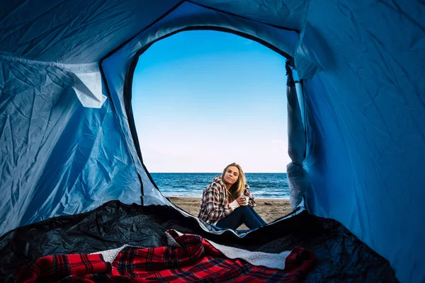 Lonely Beautiful Blonde Girl Out Tent Beach Alternative Freedom Camping — Stock Photo, Image