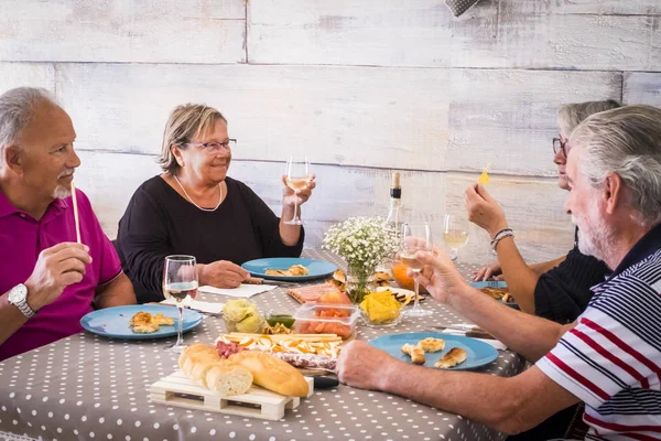 Juntos Firends Almorzar Casa Ancianos Hombres Mujeres Bebiendo Vino Durgina —  Fotos de Stock