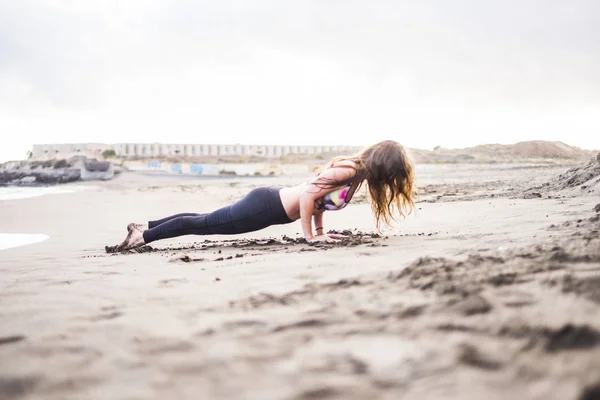 Jóga Pilates Silnou Pozici Odolat Těžké Krásná Mladá Dáma Fyzičce — Stock fotografie