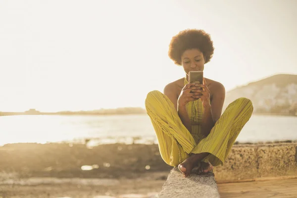 Όμορφη Μαύρη Φυλή Αφρικανικό Μοντέλο Ωραία Μαλλιά Χρησιμοποιήστε Smartphone Που — Φωτογραφία Αρχείου