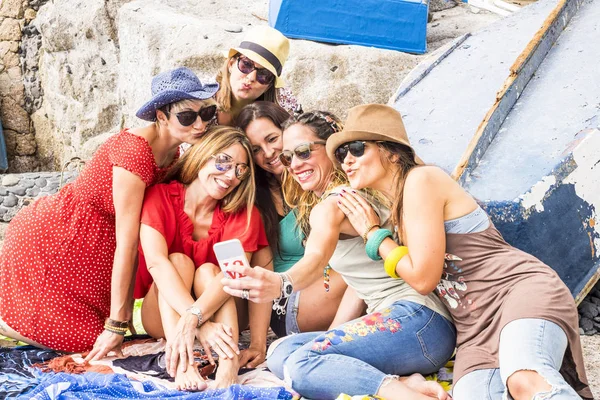 Gruppo Cinque Belle Ragazze Giovani Belle Scattare Foto Selfie Con — Foto Stock