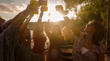 kutluyor dostluk ya da başarı takım açık renkli suyu ile çalışır ve tüm turuncu kokteyl birlikte 7 güzel kadın arkadaşlar ve güneş ışığı plaj ve okyanus yakın. güzel bir grup p