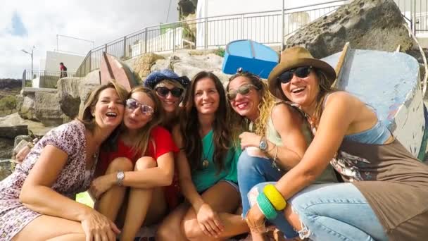 一群美丽的女孩年轻和尼斯采取自拍图片与技术智能手机 夏季礼服的假期和友谊的概念 肤色和微笑人们享受生活和假期 — 图库视频影像