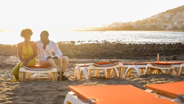레이스 파트너십 시간에 해변에서 석양을 즐기는 우정에 아프리카계 미국인 — 비디오