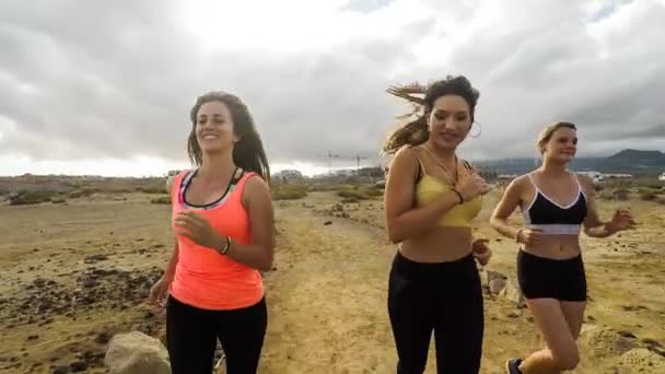 日の出海辺に実行している健康的な若いフィットネス女性トレイル ランナー — ストック動画