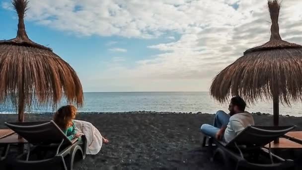 Кавказская Семейная Пара Отдыхает Вместе Время Заката Пляже Отдых Счастливая — стоковое видео