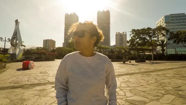 Mujer Mediana Edad Caminando Ciudad Mañana Soleada — Vídeos de Stock