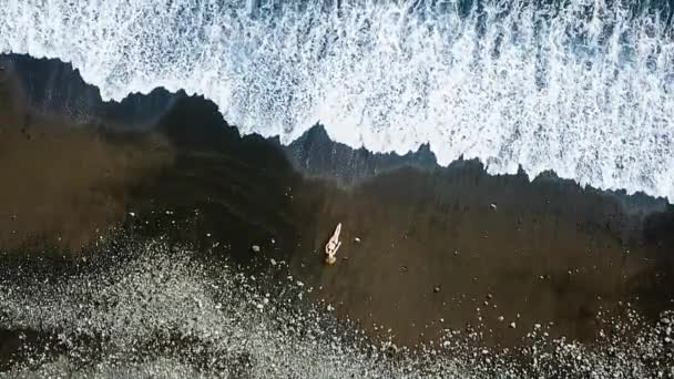 Belo Povo Caucasiano Modelo Praia Areia Tenerife Pegar Sol Enquanto — Vídeo de Stock