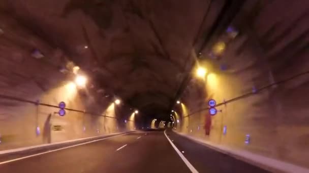 voiture rapide dans le tunnel futuriste 