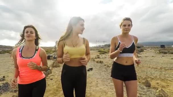 Saudável Jovem Fitness Mulheres Trilha Corredor Correndo Nascer Sol Beira — Vídeo de Stock