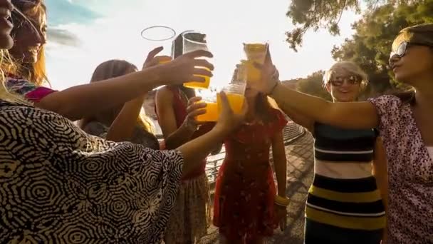 庆祝友谊或成功团队在户外工作与彩色果汁和7美丽的女性朋友一起 橙色鸡尾酒和阳光在海滩和海洋附近 尼斯组 — 图库视频影像