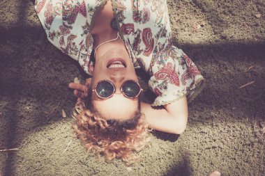 güzel güzel model orta yaş kadın Kafkas timo aromatik bitkiler çim gülümseme uzan ve iş ofis dışında sonunda rahat. açık boş zaman etkinliği ve zevk almak hayat ve doğa