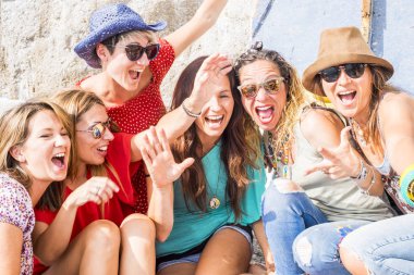 kızlardan çılgın güzel güzel beyaz bir parti yapıyor yaz güneşi altında açık grup hep birlikte. insanlar eğlenmek iall birlikte oncept yaşam tarzı. Not ve gülmek neşeli kadınlarla dolu