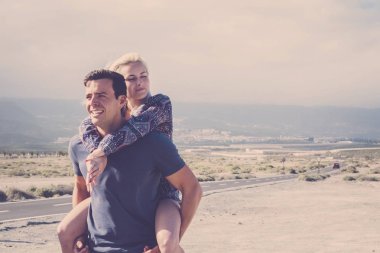 güzel çift tatil hobi açık. zevk ve aşk birlikte oynamak ve güzel düşünceler sarılma dolu gülümse. birlikte gülmek yürüme omzuna Bayan çıkart