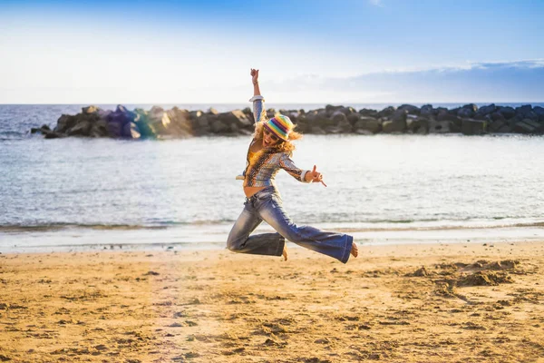 Lycklig Frihet Galen Medelålders Kvinna Hoppa Stranden För Lycka Och — Stockfoto