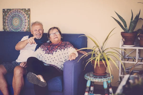 Senioren Und Frauen Haben Viel Spaß Hause Auf Dem Sofa — Stockfoto