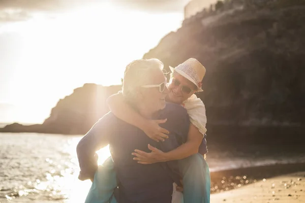 Schöne Schöne Paar Senioren Alter Von Verliebt Spielen Zusammen Über — Stockfoto
