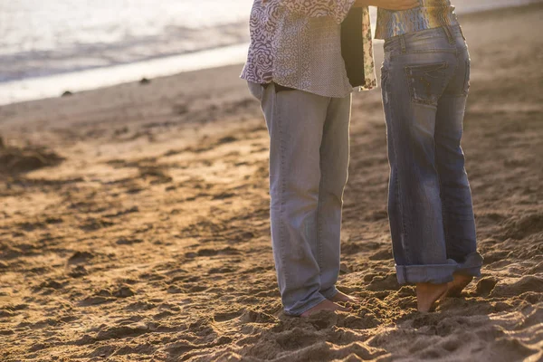 Para Zakochanych Romantycznych Chwil Przetargu Zachodzie Słońca Plaży Momentach Letnie — Zdjęcie stockowe