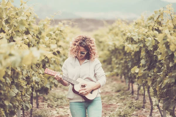 Feliz Caucásico Hermosa Mujer Mediana Edad Caminando Viñedo Tocando Ukelele — Foto de Stock