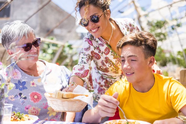 Tres Personas Familia Con Diferentes Edades Generaciones Almuerzo Día Soleado —  Fotos de Stock