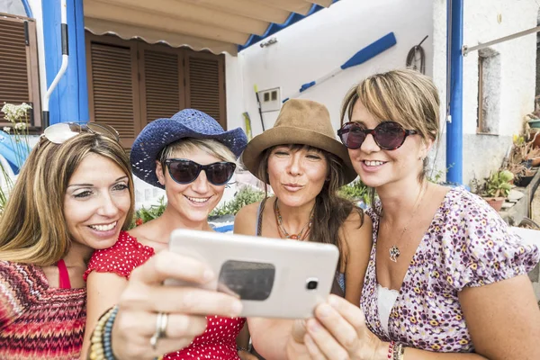 Gruppo Quattro Giovani Donne Scattare Selfie Con Tecnologia Smartphone Mobile — Foto Stock