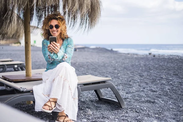 Vakkert Smil Vakker Middelaldrende Kvinne Nyter Stranden Sittende Sete Med – stockfoto