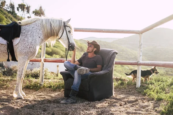 Beyaz Adam Atını Kırsal Açık Koltuklarda Üzerinde Dinlenme Keyfini Çıkarın — Stok fotoğraf