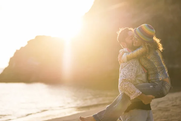 Coppia Innamorata Avere Romantici Momenti Teneri Tramonto Sulla Spiaggia Giovani — Foto Stock