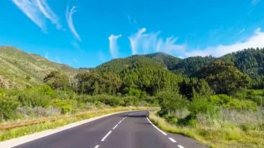 karayolu, mavi gökyüzü altında dağ yolu üzerinde sürüş