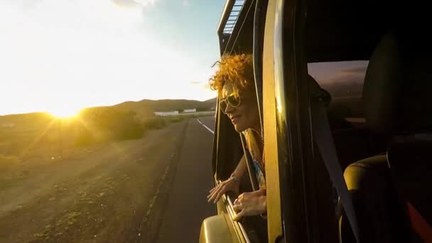 Podekscytowany Ładna Kobieta Road Trip Cabrio Samochód — Wideo stockowe
