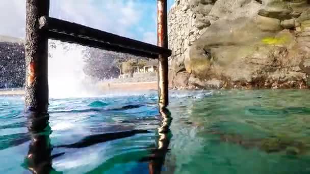 Hombre Saltando Desde Acantilado Hacia Océano Estilo Vida Divertido Verano — Vídeos de Stock