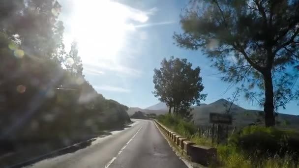 Karayolu Mavi Gökyüzü Altında Dağ Yolu Üzerinde Sürüş — Stok video