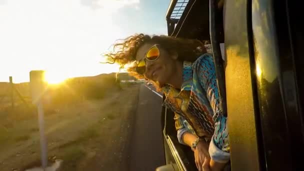 Emocionado Bonita Mujer Viaje Por Carretera Coche Convertible — Vídeo de stock