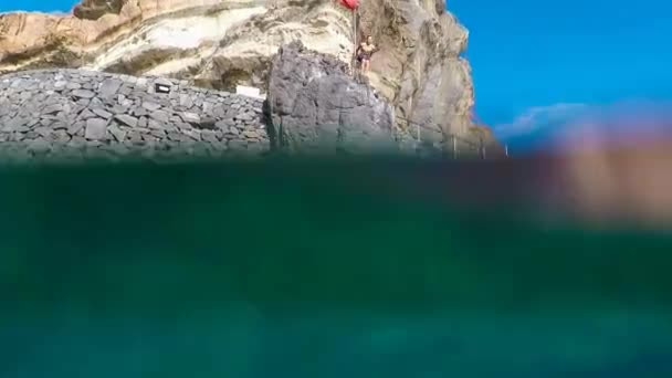 Hombre Saltando Desde Acantilado Hacia Océano Estilo Vida Divertido Verano — Vídeos de Stock