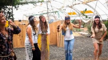 hippiler giysi ve özgürlük ile kutlama parti delirmek kızlar alternatif asi kavramı. mutluluk üzerinde sırt çantaları taşıyan ve birlikte eğlenmek Girls 