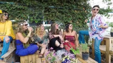 hippiler giysi ve özgürlük ile kutlama parti delirmek kızlar alternatif asi kavramı. mutluluk üzerinde sırt çantaları taşıyan ve birlikte eğlenmek Girls 