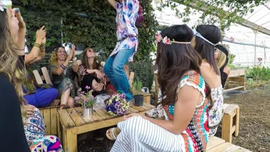 hippiler giysi ve özgürlük ile kutlama parti delirmek kızlar alternatif asi kavramı. mutluluk üzerinde sırt çantaları taşıyan ve birlikte eğlenmek Girls 