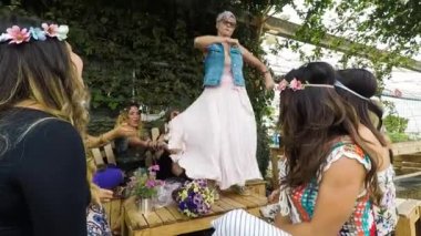 hippiler giysi ve özgürlük ile kutlama parti delirmek kızlar alternatif asi kavramı. mutluluk üzerinde sırt çantaları taşıyan ve birlikte eğlenmek Girls 